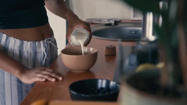 Boczny Pochylenie Zbliżenie Młody Czarny Kobieta Piżama Wylewanie Mleko Płatków — Wideo stockowe