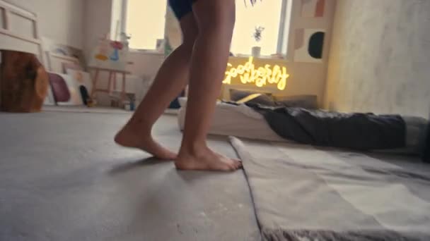 クールな若いアフリカ系アメリカ人裸足の女性のサイド傾斜映像は ネオンキャプショングラウンジハウスでフリースタイルダンスを行います グッドバイブのみ壁 — ストック動画