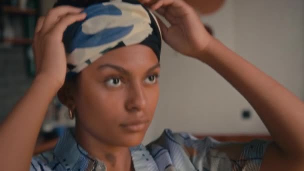 スタイリッシュな若いアフリカ系アメリカ人女性のクローズアップ映像は 現代のアパートで鏡を見ながら美しい耐久性と微笑みをかける — ストック動画