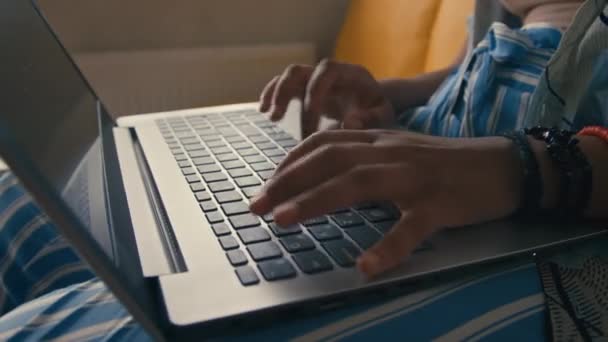 Kapalı Alanda Çalışırken Bilgisayarın Klavyesinde Dizüstü Bilgisayarda Yazan Tanınamayan Serbest — Stok video