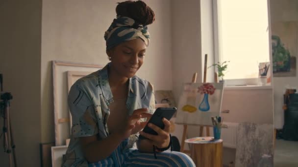 Plan Moyen Jeune Femme Afro Américaine Bandana Aide Smartphone Regardant — Video
