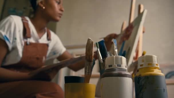 Szekrény Festékek Több Ecsetek Csészében Női Afro Amerikai Művész Létrehozása — Stock videók