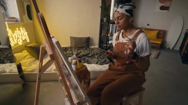 Imágenes Secundarias Una Artista Afroamericana Zurda Que Trabaja Una Pintura — Vídeos de Stock