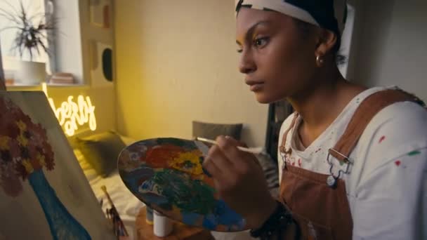 Pecho Lateral Mujer Zurda Artista Negra Pintando Flores Rosas Amarillas — Vídeos de Stock