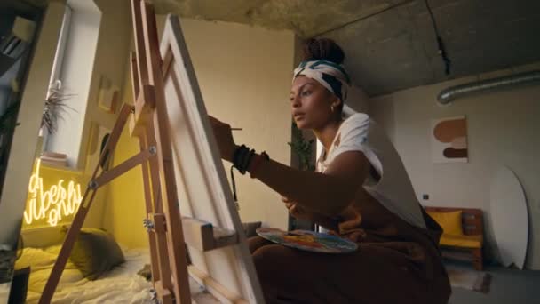 Plan Angle Moyen Jeune Peintre Afro Américain Train Créer Une — Video