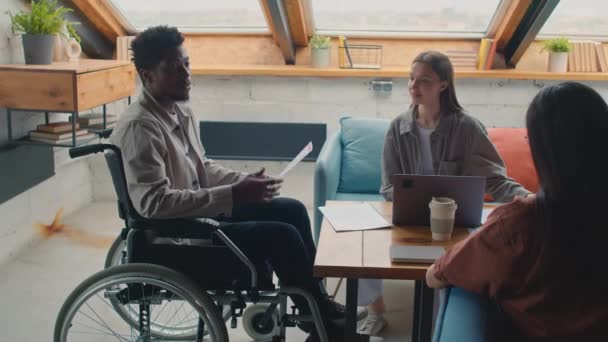 Střední Snímek Afroameričana Zdravotním Postižením Sedí Invalidním Vozíku Podkroví Kooperativní — Stock video