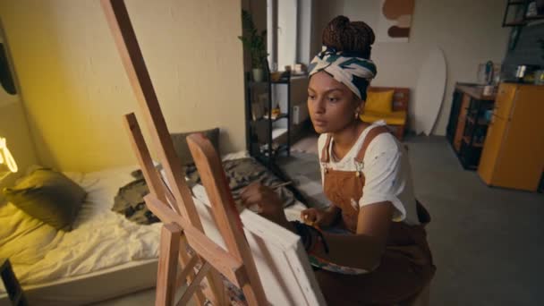 Retrato Mediano Alto Ángulo Del Joven Pintor Afroamericano Zurdo Bandana — Vídeos de Stock