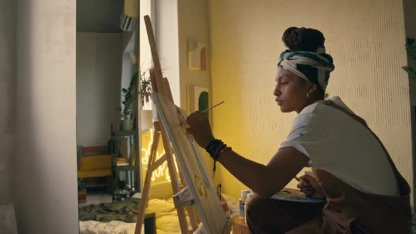 Orta Ölçekli Sol Afrikalı Amerikalı Kadın Ressamın Saç Bandı Tulum — Stok video