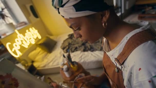 Solak Genç Şık Kadın Ressamın Sarı Fırçaları Kullanarak Neon Işıkla — Stok video