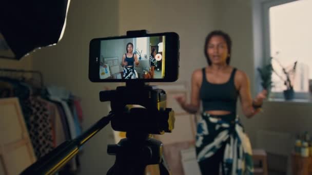 Zbliżenie Telefonu Statywie Filmowanie Młoda Afroamerykanka Warkoczami Pudełko Noszenie Strój — Wideo stockowe