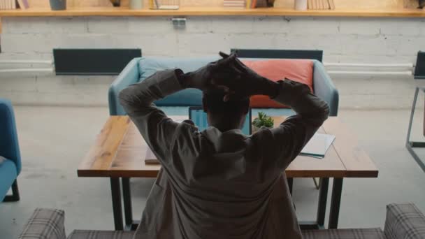 Tiro Médio Traseiro Jovem Afro Americano Irreconhecível Sentado Sofá Trabalhando — Vídeo de Stock