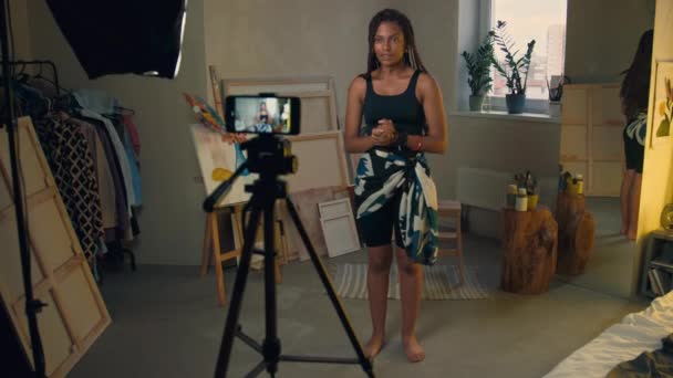 Pełne Ujęcie Kulisami Młodej Czarnej Kobiety Nagrywającej Się Przez Telefon — Wideo stockowe