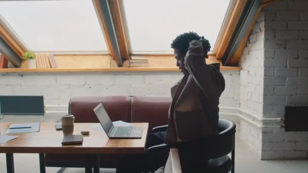 Közepes Oldalsó Felvétel Fiatal Afro Amerikai Fickóról Aki Széken Laptopon — Stock videók