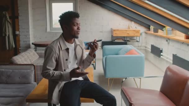 Mediana Toma Joven Afroamericano Freelancer Masculino Traje Casual Sentado Mesa — Vídeos de Stock