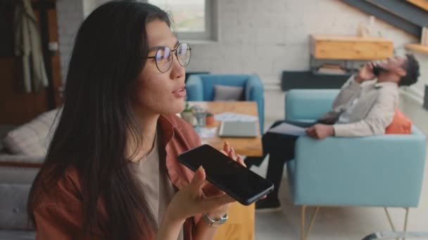 Střední Detailní Záběr Mladé Asijské Ženy Brýlích Sedí Kooperačním Zařízení — Stock video