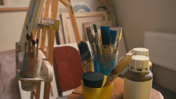 Nul Peut Fermer Plusieurs Pinceaux Colorés Dans Des Tasses Peindre — Video