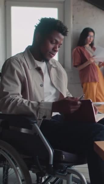 Retrato Vertical Médio Homem Afro Americano Com Deficiência Sentado Cadeira — Vídeo de Stock