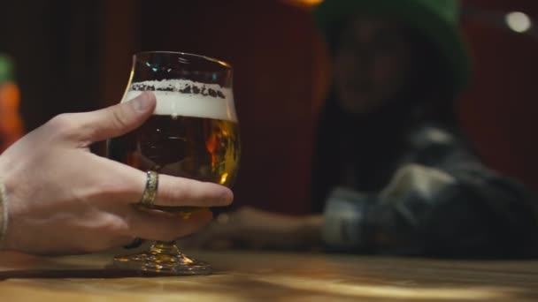 Detailní Záběr Nerozpoznatelných Barmanů Podávajících Ručně Sklenici Filtrovaného Piva Piva — Stock video