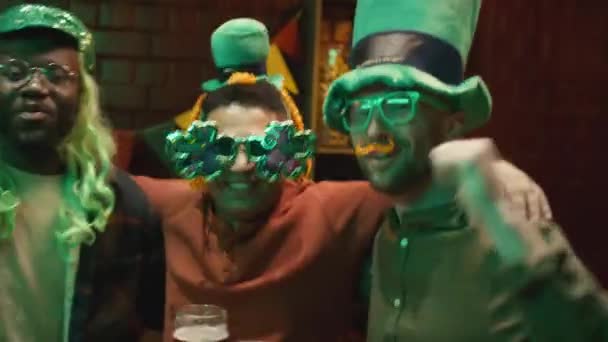 Handheld Porträt Von Multiethnischen Freunden Die Gemeinsam Einer Irischen Bar — Stockvideo