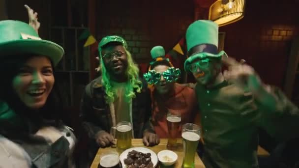 Ugc Pov Handhållna Bilder Grupp Multietniska Vänner Bär Gröna Peruker — Stockvideo