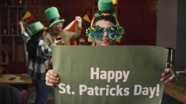 Büyük Yeşil Yonca Gözlüklü Küçük Şapkalı Bir Adamın Orta Boy — Stok video