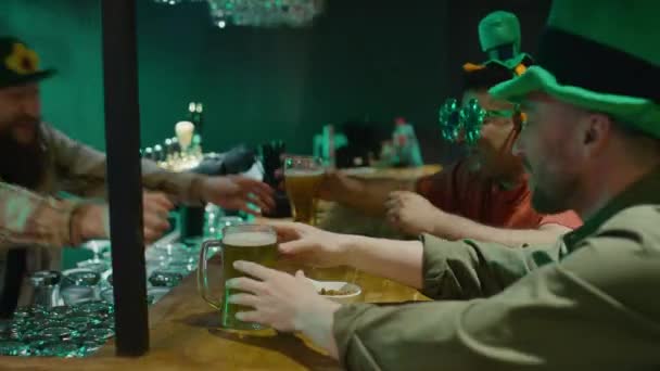 Přes Rameno Záběr Vousatý Barman Servírující Pinty Piva Dvěma Mužům — Stock video