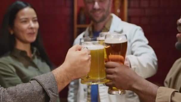 Close Amigos Sorridentes Não Identificados Aplaudindo Copos Clinking Beber Cerveja — Vídeo de Stock