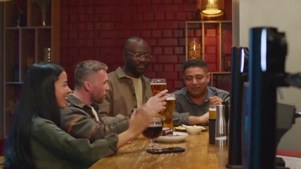 Medium Side Footage Happy Multiethnic Adult Friends Gathered Bar Counter — Vídeo de Stock