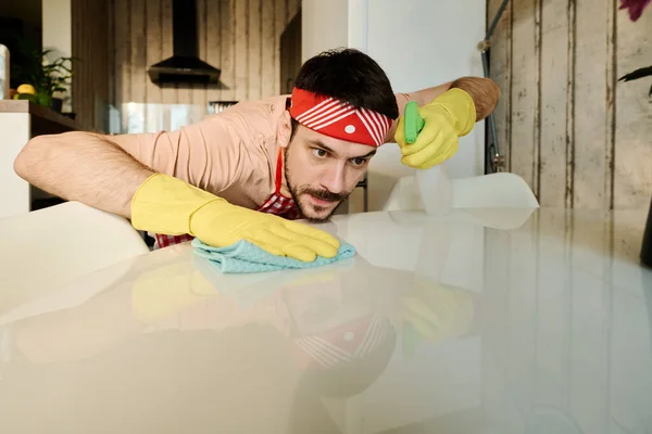 Jovem Barbudo Cabeça Dobrando Sobre Mesa Limpando Com Espanador Detergente — Fotografia de Stock