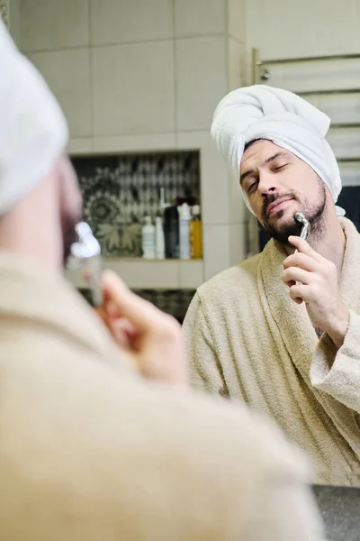Jeune Homme Peignoir Prenant Plaisir Procédure Massage Facial Avec Rouleau — Photo