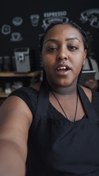 当咖啡店工人 谈论自己的职业和同事时 女性巴里斯塔大肆宣扬自己生活中的一天的垂直Pov照片 — 图库视频影像