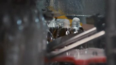 Plastik şişe üretim hattını meşrubat fabrikasında karbonatlı içecekle dolduran şişeleme makinesinin seçici odak noktası