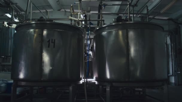 在饮料制造厂 没有人满载两个巨大的不锈钢容器 一个有14号 — 图库视频影像