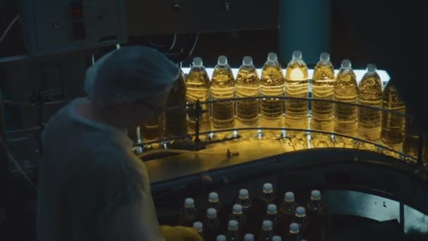 Vysokoúhlé Zadní Záběry Neidentifikovaného Pracovníka Továrny Nakládajícího Láhve Šumivé Limonády — Stock video