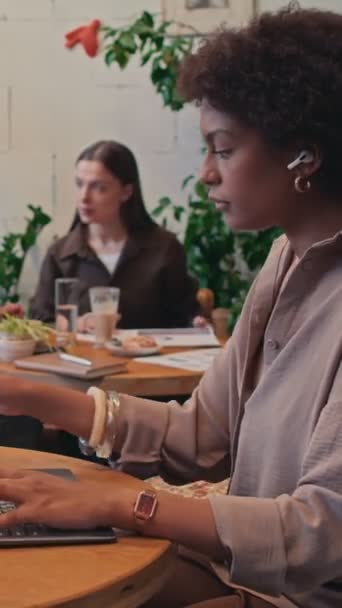 Colpo Medio Verticale Giovane Donna Afroamericana Freelance Seduta Tavola Caffè — Video Stock
