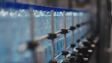 Hiçbir insan içme suyu fabrikasında plastik şişe saf kaynak suyu taşıyan fabrika robotik taşıma bandının seçici odak bıçak görüntülerini kullanmaz.