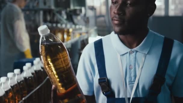 Bröst Upp Bilder Nöjda Afroamerikanska Kvalitet Ingenjör Lyft Flaska Kolsyrat — Stockvideo
