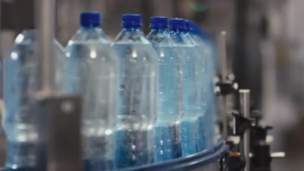 Fechamento Biberões Água Mineral Movidos Por Correia Transportadora Fábrica Água — Vídeo de Stock