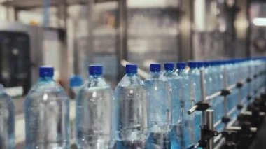Hiçbir insan içme suyu fabrikasındaki taşıma bandında hareket eden mineral saflaştırılmış şişe suyunun hızlı hareketini desteklemez.