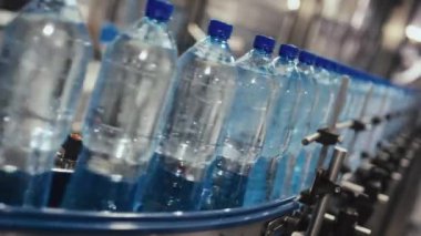 Hiçbir insan, şişelenmiş su üretim tesisinde taşınan durgun ya da masa suyu olan şişelerin Hollanda açılı görüntülerini çekmez.