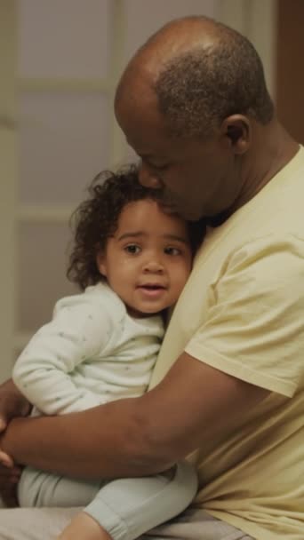Pionowe Ujęcie Afroamerykańskiego Ojca Siedzącego Łóżku Rozmawiającego Dziewczyną Biracial Toddler — Wideo stockowe
