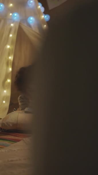 아프리카계 미국인 소년의 비디오는 조명으로 천막에서 바닥에 침실에서 태블릿에서 — 비디오