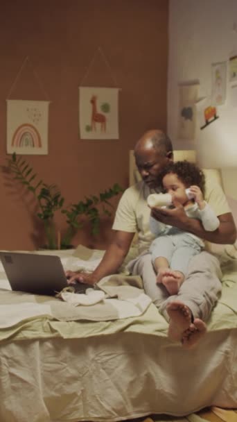 아프리카계 미국인 부모의 동영상 침대에 저녁에 침실에서 살짜리 Biracial 노트북에 — 비디오