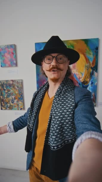 Medium Verticale Selfie Shot Van Excentrieke Blanke Mannelijke Kunstenaar Schieten — Stockvideo