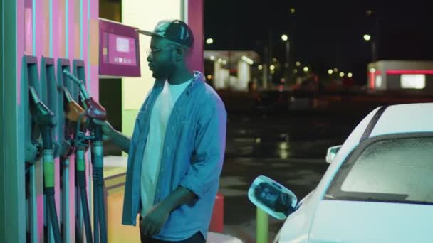 Gece Benzin Deposunu Doldurup Arabaya Binen Siyahi Bir Adamın Yakıt — Stok video