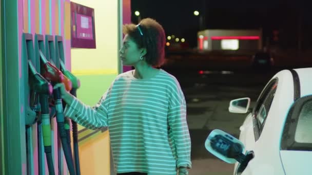 Середня Сторона Кадрів Молодої Афроамериканки Яка Заправляє Бензиновий Бак Бензиновому — стокове відео