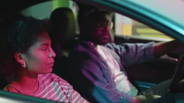 Сторона Через Вікно Кадрів Молодої Афроамериканки Сидить Припаркованій Машині Вночі — стокове відео