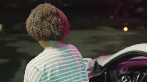 夜に車を補充するためにガソリンスタンドで停止する疲れた黒人女性旅行者のタイムトラッキングクローズアップ — ストック動画