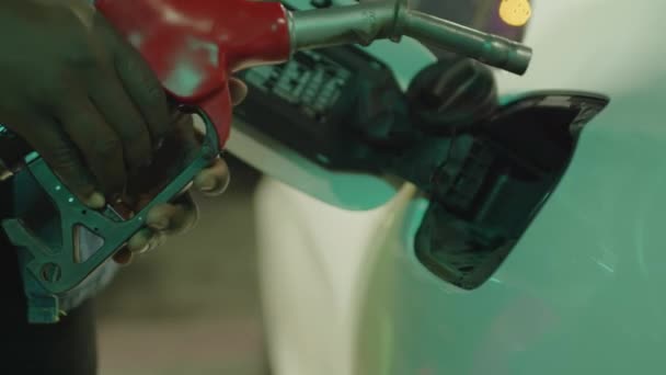 Fecho Lateral Mão Irreconhecível Que Põe Distribuidor Bocal Tanque Gasolina — Vídeo de Stock