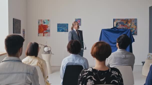 Střední Plný Záběr Různých Lidí Sedících Vernisáži Výstavy Galerii Umění — Stock video